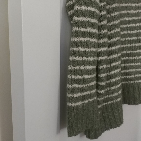 American Eagle Outfitters Jegging Fit Sweater. M - Picture 3 of 7